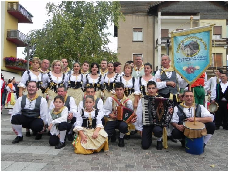 Bambini in costume tradizionale